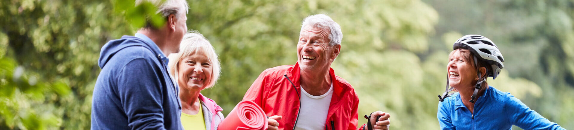 Groupe de retraités qui font une sortie sportive ensemble.