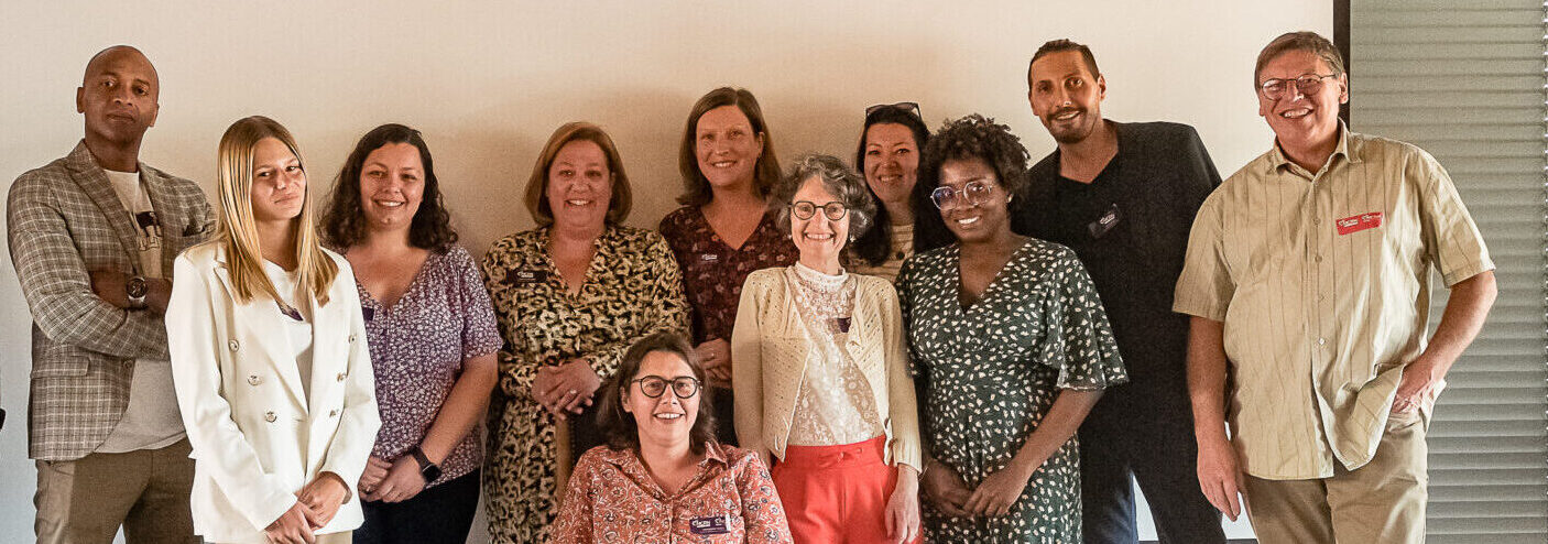 Des hommes et des femmes souriant face aux photographes. Ils font partie de la Mutuelle MCRN.