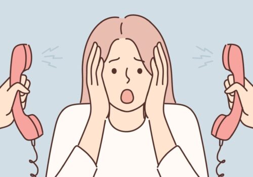 Femme victime de démarchage téléphonique pour illustrer l'article de la Mutuelle MCRN