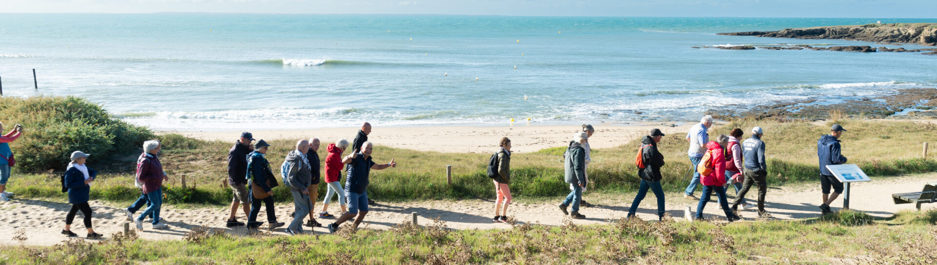 Préfailles (44) Pointe St Gildas 03/10/23. Balade santé "Marche et alimentation" proposée par la mutuelle MCRN en partenariat avec La Mutualité Française des Pays de Loire. Intervenants : Marion Revollon (Mutualité Française Pays de la Loire) Pierre Billaudel et Luc Meriais (Federation Française de Randonnée (comité dptal rando pedestre) Alice le Carre (diététicienne nutritionniste pour l’association « du pain sur la planche ») @Martial Ruaud